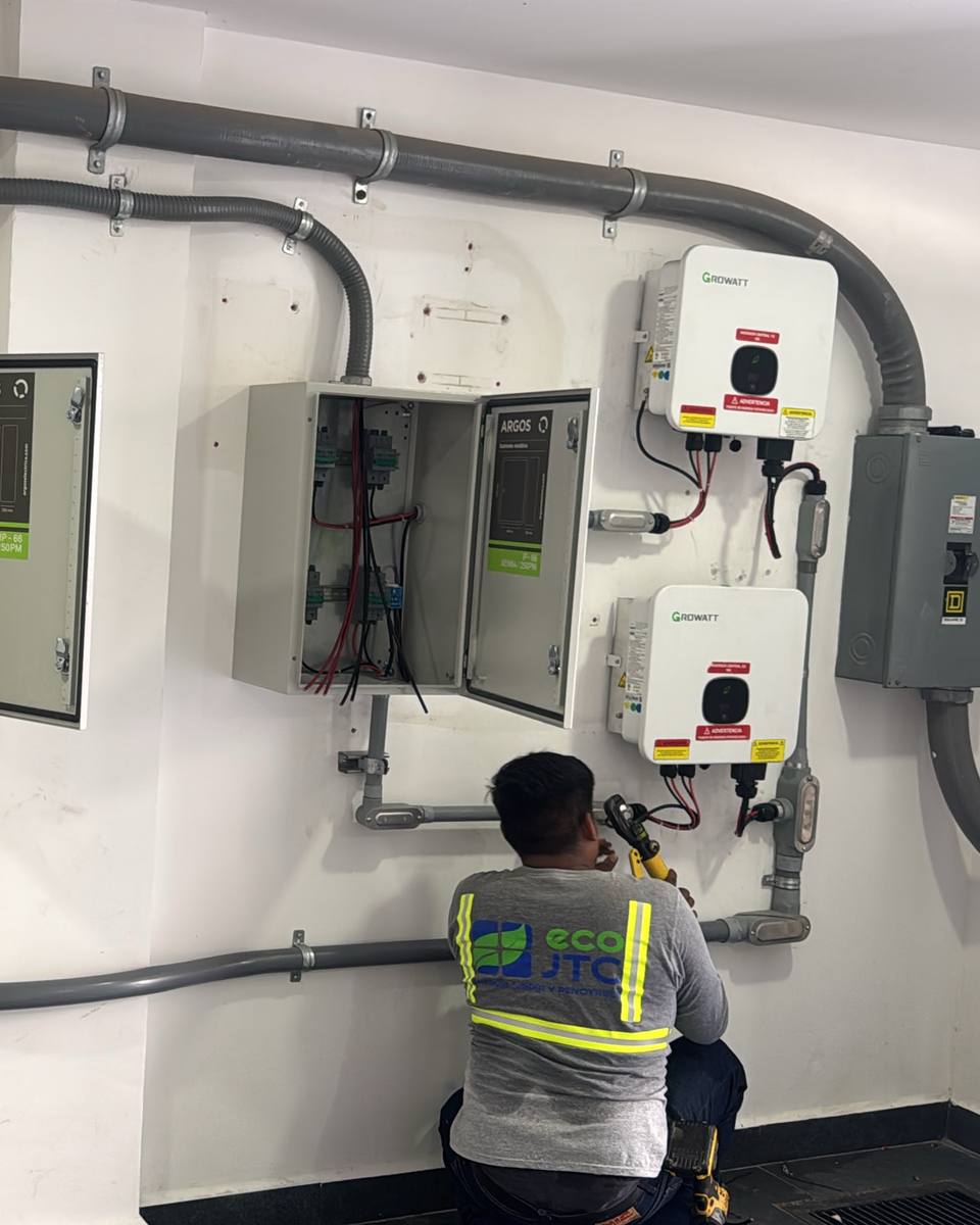 Técnico de ECO JTC conectando inversores y tableros de protección