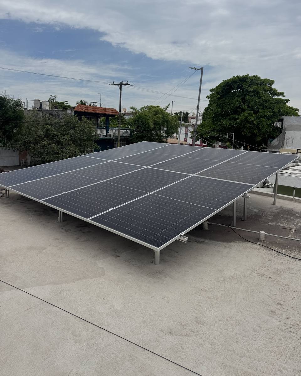 Arreglo de paneles solares inclinado sobre una losa de concreto