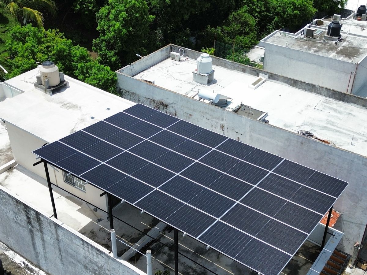 Pérgola solar residencial con paneles solares, vista desde dron
