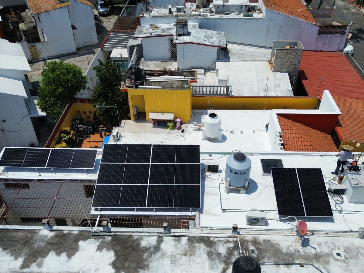 Casa en Veracruz con tres arreglos de paneles solares, vista desde dron
