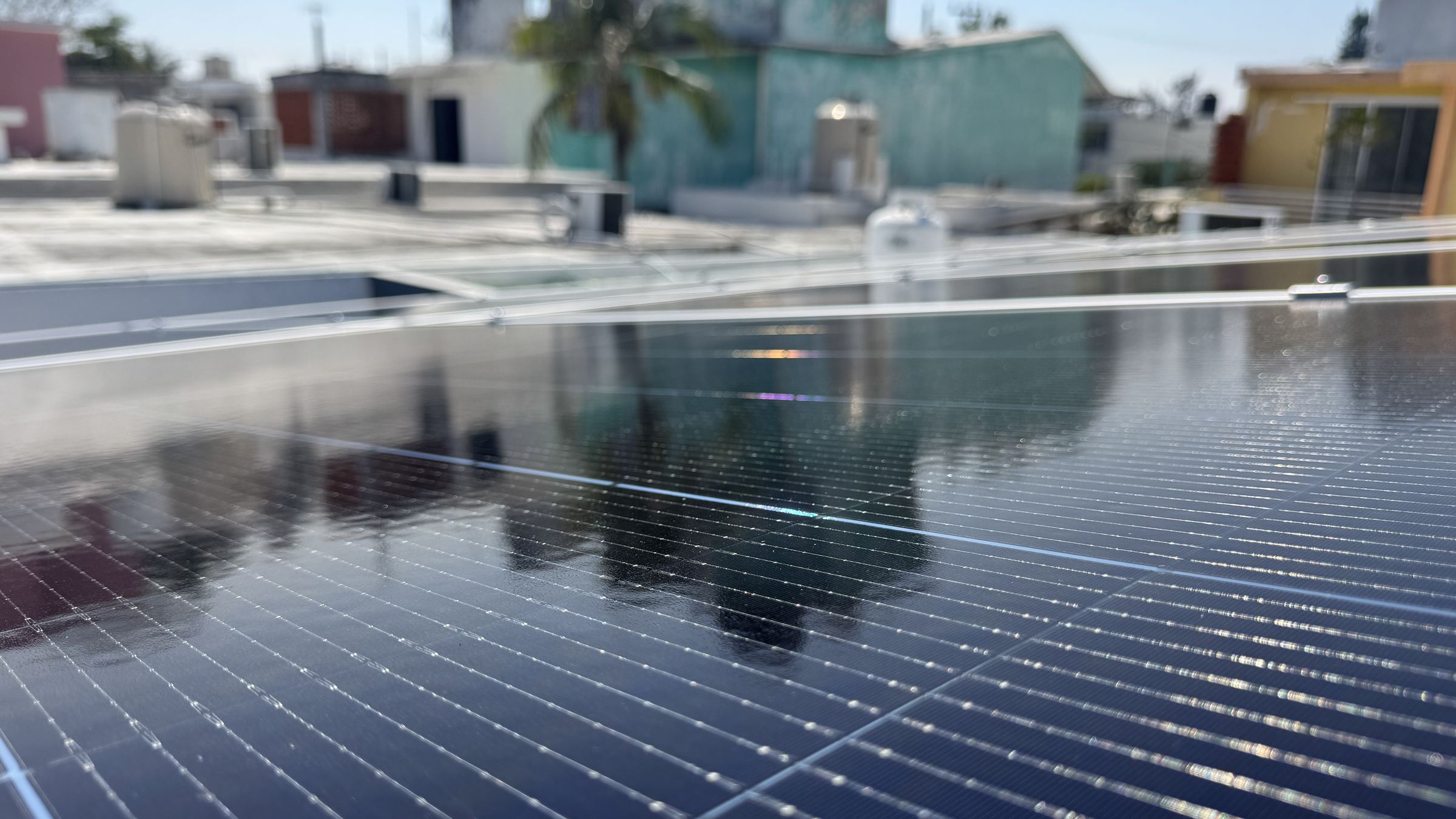 Paneles solares recién instalados sobre una losa